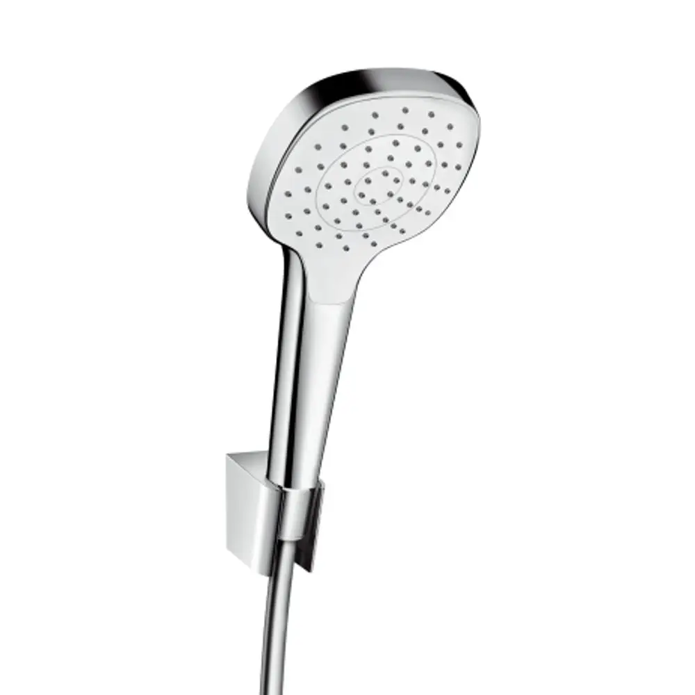 Duscharmatur von Hansgrohe mit einem verchromten Duschkopf und integriertem Halter. Der Schlauch ist im Bild sichtbar, der Duschkopf zeigt eine spiralförmige Lochanordnung.